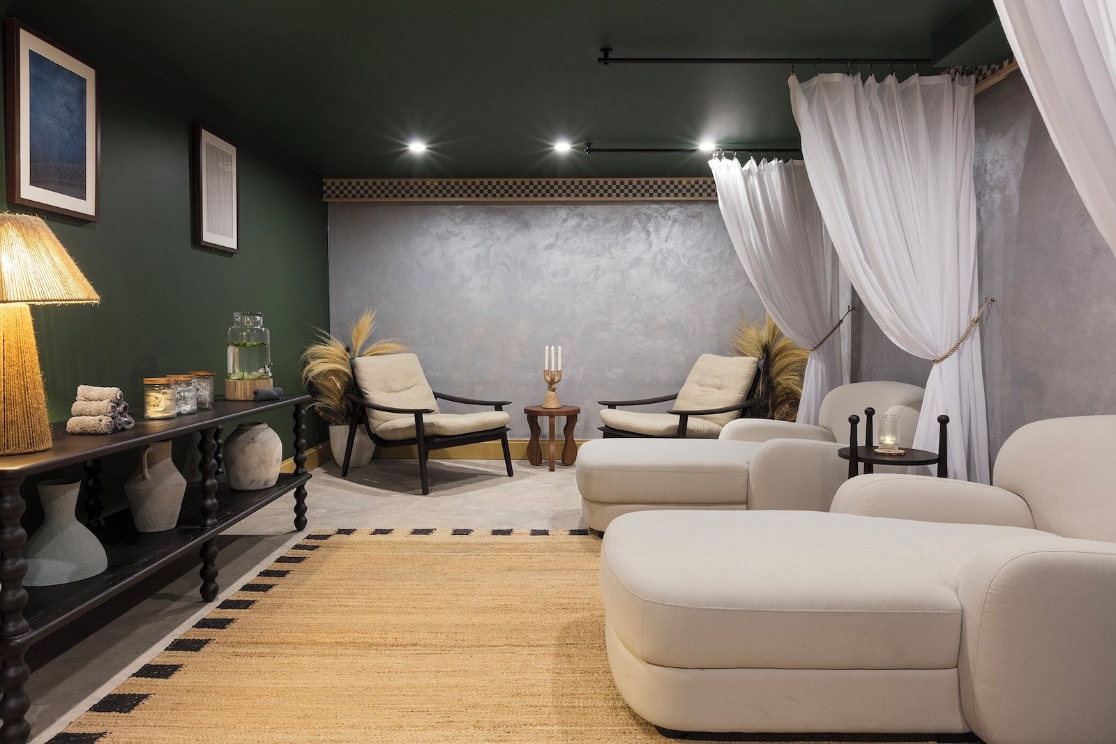 A cozy living room with a sofa, two armchairs, a small side table, and a lamp. - Hôtel Les Aiglons Chamonix  (Chamonix-Mont-Blanc)