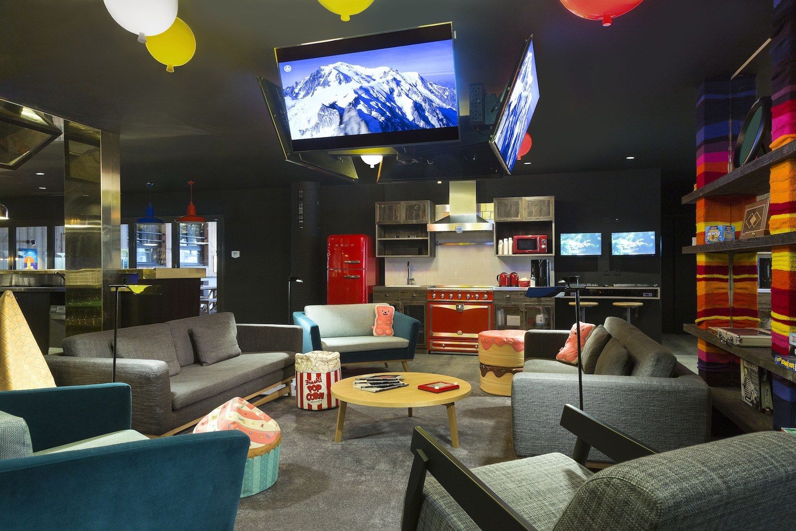 A modern living room with sofas, a coffee table, and a TV mounted on the wall. - RockyPop Chamonix - Les Houches (Les Houches)